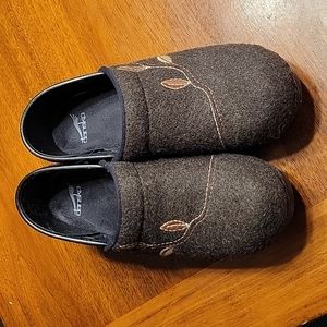Dansko Felted Leaf Pattern Clogs Size 39 EU | 9 USA